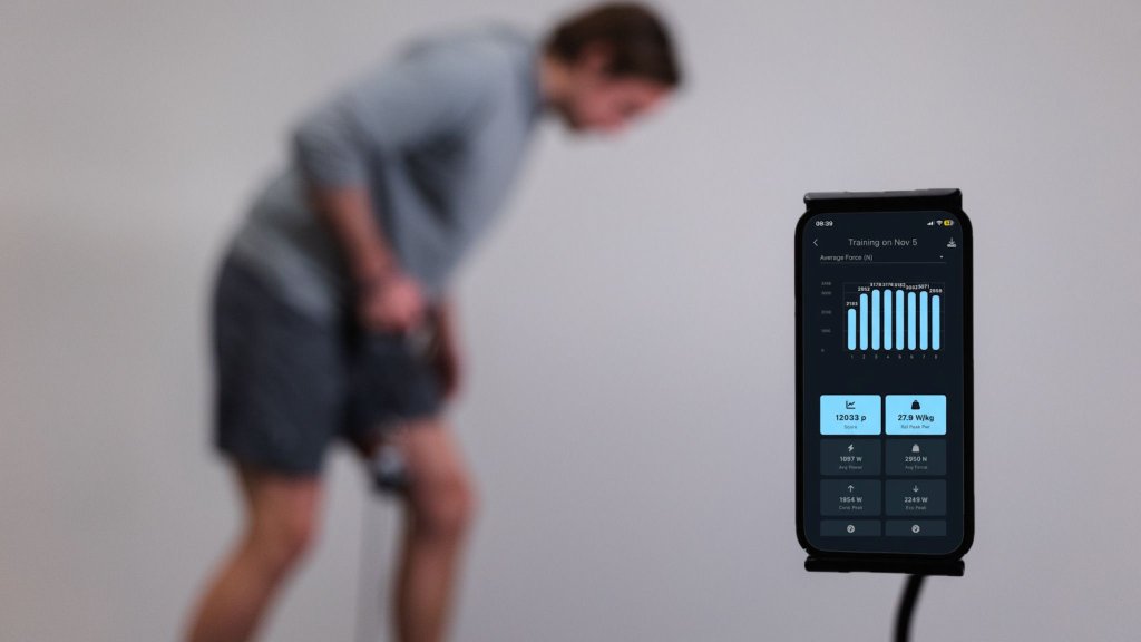 Man training with Exxentric App