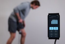 Man training with Exxentric App