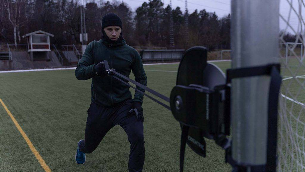 One arm pull with kPulley Go attached to goal post